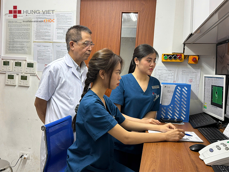 Ảnh đội ngũ CSGN làm việc nhóm, thảo luận về một trường hợp bệnh nhân