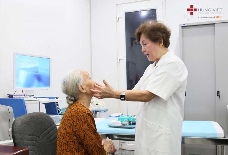 Bác sĩ Tai Mũi Họng Nguyễn Thị Ngọc Dinh khám bệnh nhân tại Hưng Việt