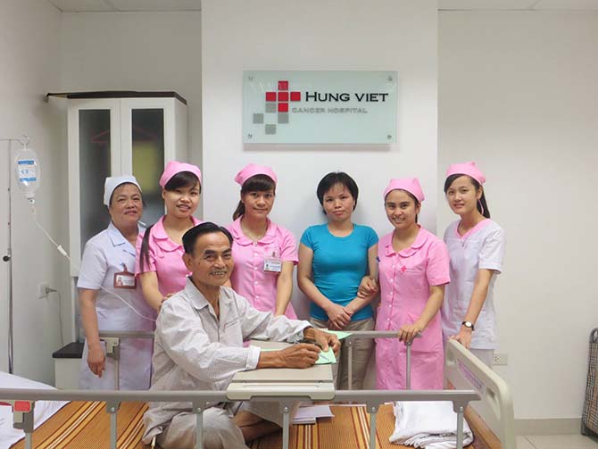 Chụp ảnh cùng điều dưỡng & bác sĩ ngày ra viện benh vien ung buou hung viet