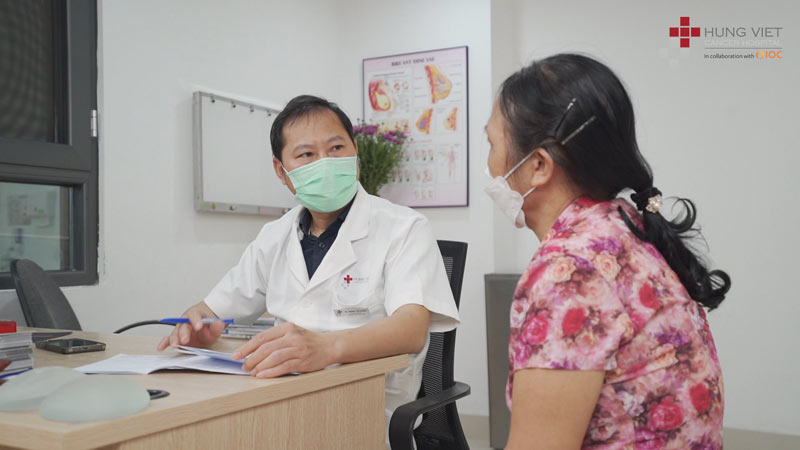 bác sĩ Nguyễn Minh Khánh thăm khám bệnh lý tuyến Vú