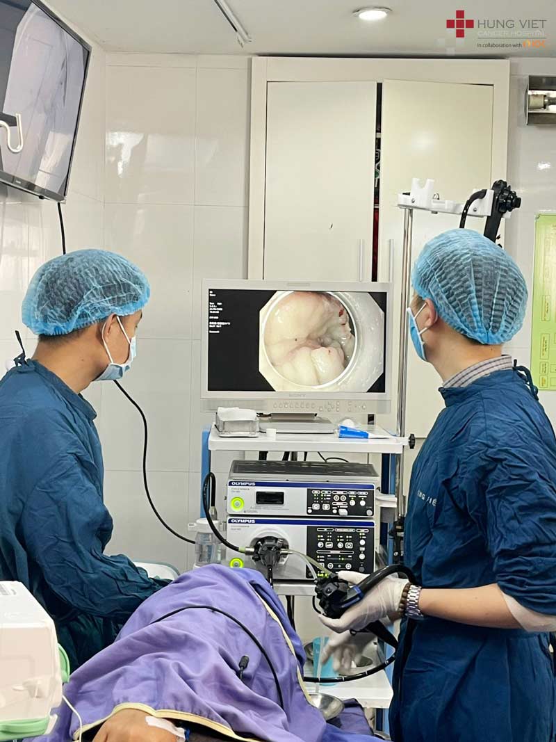 Hình ảnh BS Trần Đức Cảnh tiến hành Cắt hớt niêm mạc dạ dày