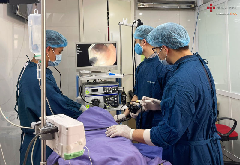 Hình ảnh BS Trần Đức Cảnh tiến hành Cắt hớt niêm mạc dạ dày