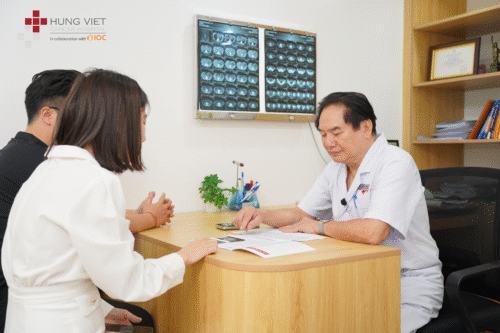 Khám và nội soi trực tiếp với GS.TS.BS. Hà Văn Quyết