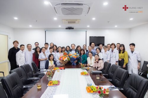 Tập thể Bệnh viện Ung bướu Hưng Việt kính mừng Giáo sư – Tiến sĩ – Bác sĩ Hà Văn Quyết, người chính thức đảm nhiệm cương vị Giám đốc Chuyên môn của Bệnh viện.
