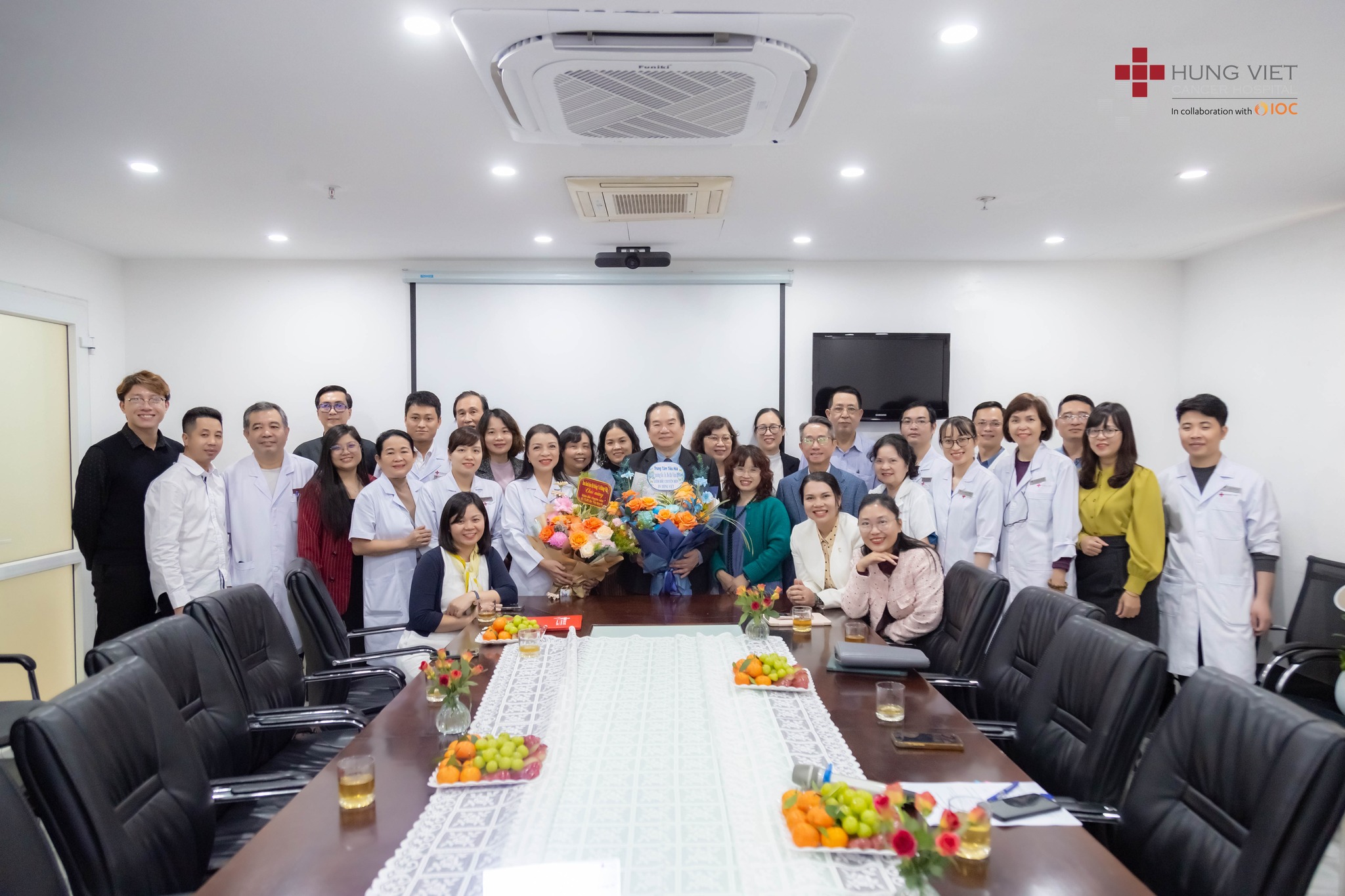 Tập thể Bệnh viện Ung bướu Hưng Việt kính mừng Giáo sư – Tiến sĩ – Bác sĩ Hà Văn Quyết, người chính thức đảm nhiệm cương vị Giám đốc Chuyên môn của Bệnh viện.