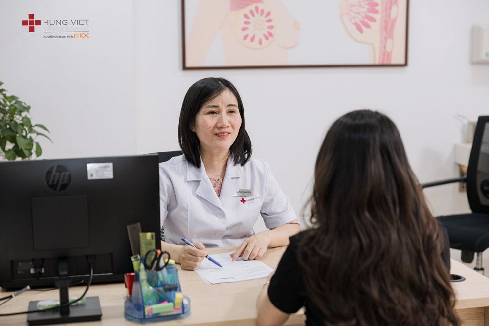 BS CKI Hà Thị Hồng Vân khám phụ khoa