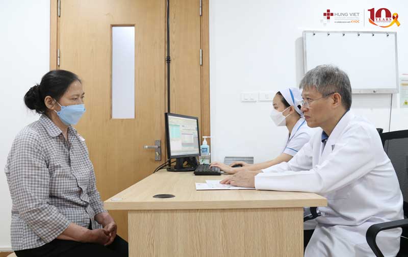 Bác sĩ Lê Quang Toàn thăm khám cho bệnh nhân tiểu đường