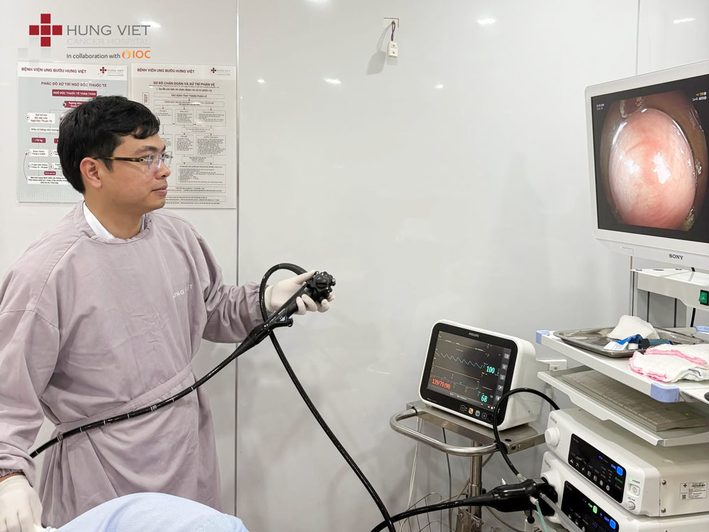 BS Nguyễn Bách Hội khám tiêu hoá