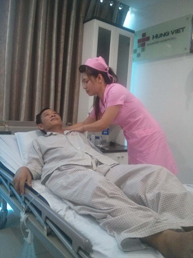 Bệnh nhân Phong Chăn - Lào nằm điều trị tại bệnh viện Ung Bướu Hưng Việt