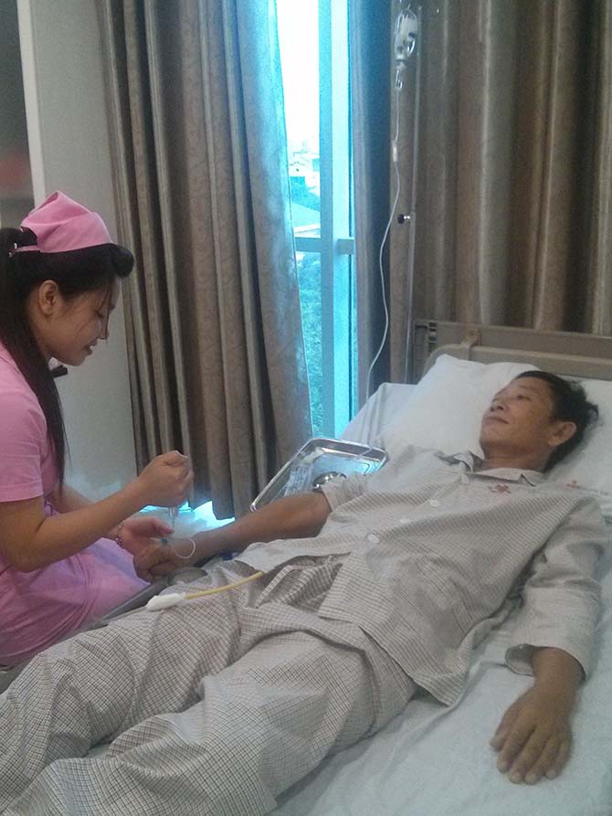 Bệnh nhân Phong Chăn - Lào nằm điều trị tại bệnh viện Ung Bướu Hưng Việt