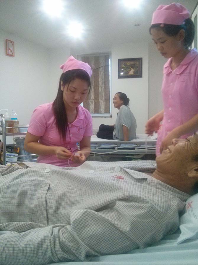 Bệnh nhân Phong Chăn - Lào nằm điều trị tại bệnh viện Ung Bướu Hưng Việt