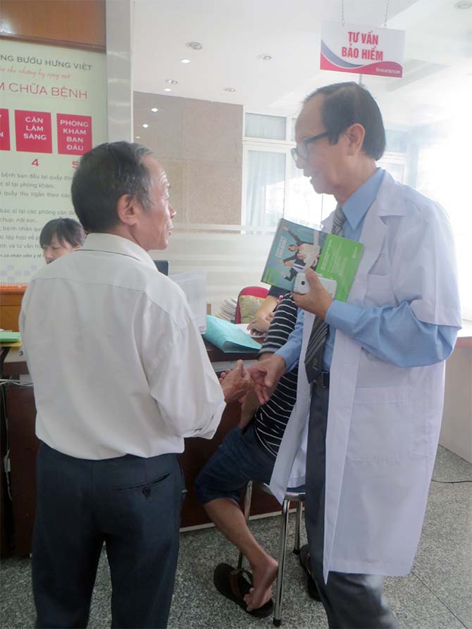 PGS.TS Nguyễn Hoàng Sơn hỏi thăm tình hình của bệnh nhân kham suc khoe dinh ky là điều vô cùng cần thiết