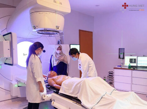Tiến hành điều trị ung thư tại Bệnh viện Ung bướu Hưng Việt trên máy xạ trị (Elekta Synergy)