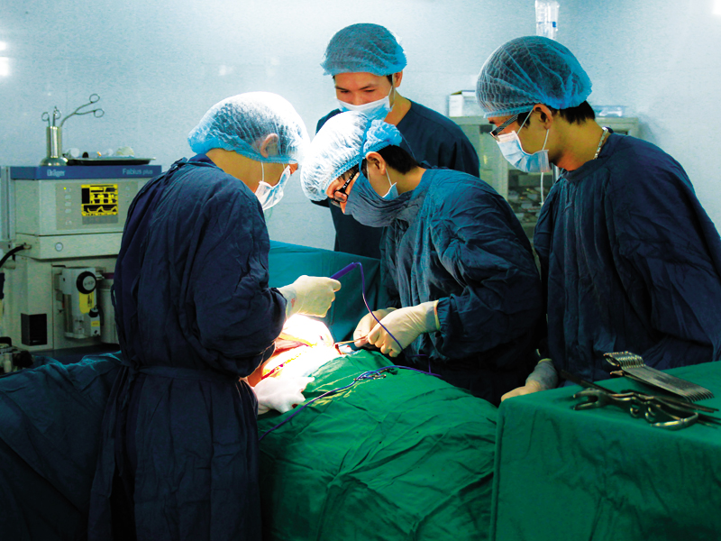 Các bác sĩ bệnh viện Ung bướu Hưng Việt trong ca phẫu thuật Các bác sĩ bệnh viện Ung bướu Hưng Việt trong ca phẫu thuật