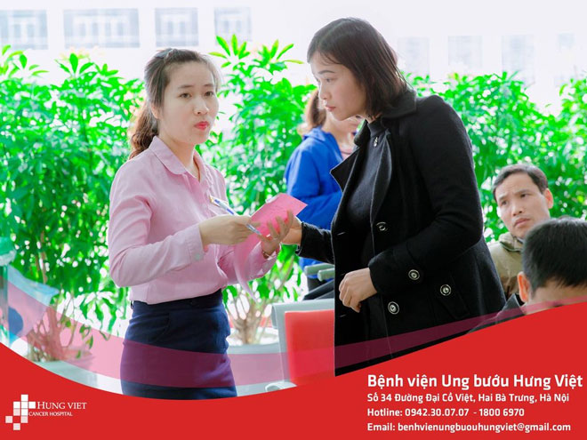 Nhân viên bệnh viên Ung bướu Hưng Việt tận tình chỉ dẫn