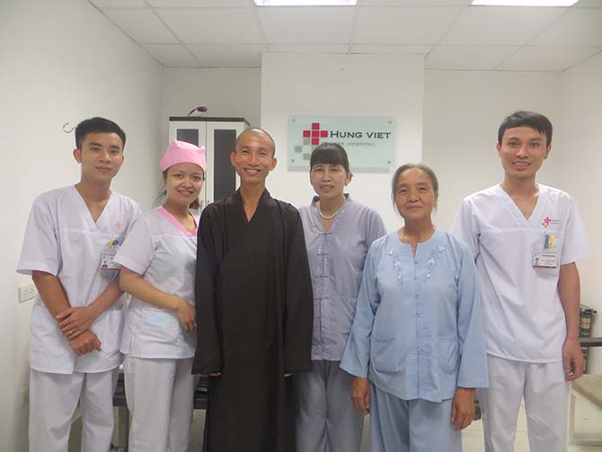 Sư thầy Thích Tâm Chỉ, chùa An Linh - Yên Lạc - Vĩnh Phúc, phẫu thuật Dị hình vách ngăn, chụp ảnh lưu niệm với điều dưỡng tầng 8 và các phật tử trước khi ra viện Sư thầy Thích Tâm Chỉ, chùa An Linh - Yên Lạc - Vĩnh Phúc, phẫu thuật Dị hình vách ngăn, chụp ảnh lưu niệm với điều dưỡng tầng 8 và các phật tử trước khi ra viện