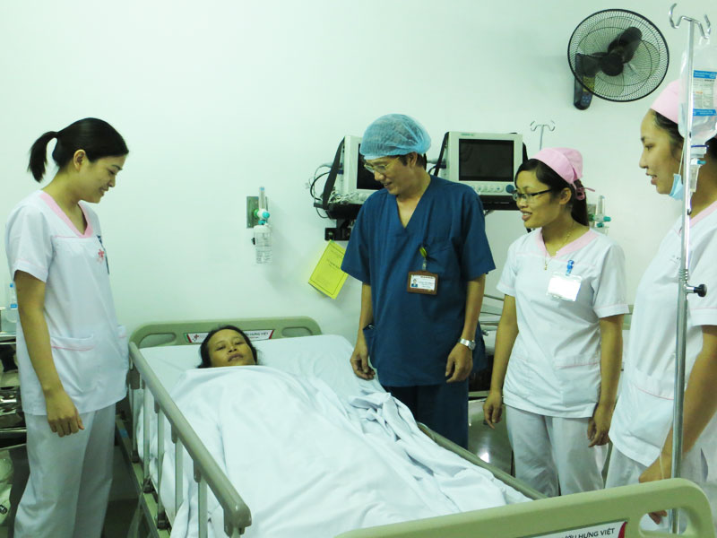 Bác sĩ Trần Đình Tú - Trưởng khoa Gây mê Hồi sức, Bệnh viện Ung bướu Hưng Việt cùng các điều dưỡng đang chăm sóc cho chị Nguyễn Thị Mẫn sau ca phẫu thuật Bác sĩ Trần Đình Tú - Trưởng khoa Gây mê Hồi sức, Bệnh viện Ung bướu Hưng Việt cùng các điều dưỡng đang chăm sóc cho chị Nguyễn Thị Mẫn sau ca phẫu thuật