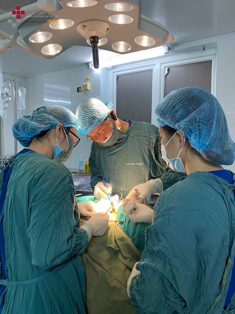 TS. BS Đinh Xuân Cường phẫu thuật tuyến giáp tại Hưng Việt