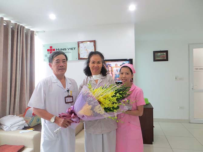 Cô Saichanta Mangnomet chụp ảnh lưu niệm cùng giám đốc bệnh viện Cô Saichanta Mangnomet chụp ảnh lưu niệm