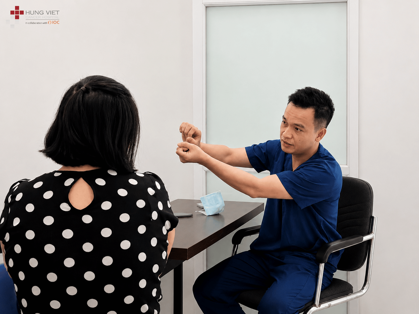 ThS.BSCKII Hoàng Tài Mạnh cùng bệnh nhân