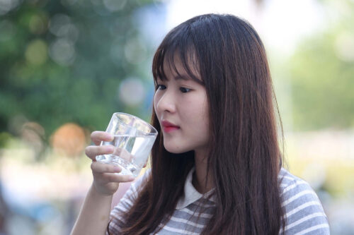 Việc uống nhiều nước sẽ giúp cơ thể không thiếu nước, mũi ẩm và hạn chế hiện tượng khô mũi.